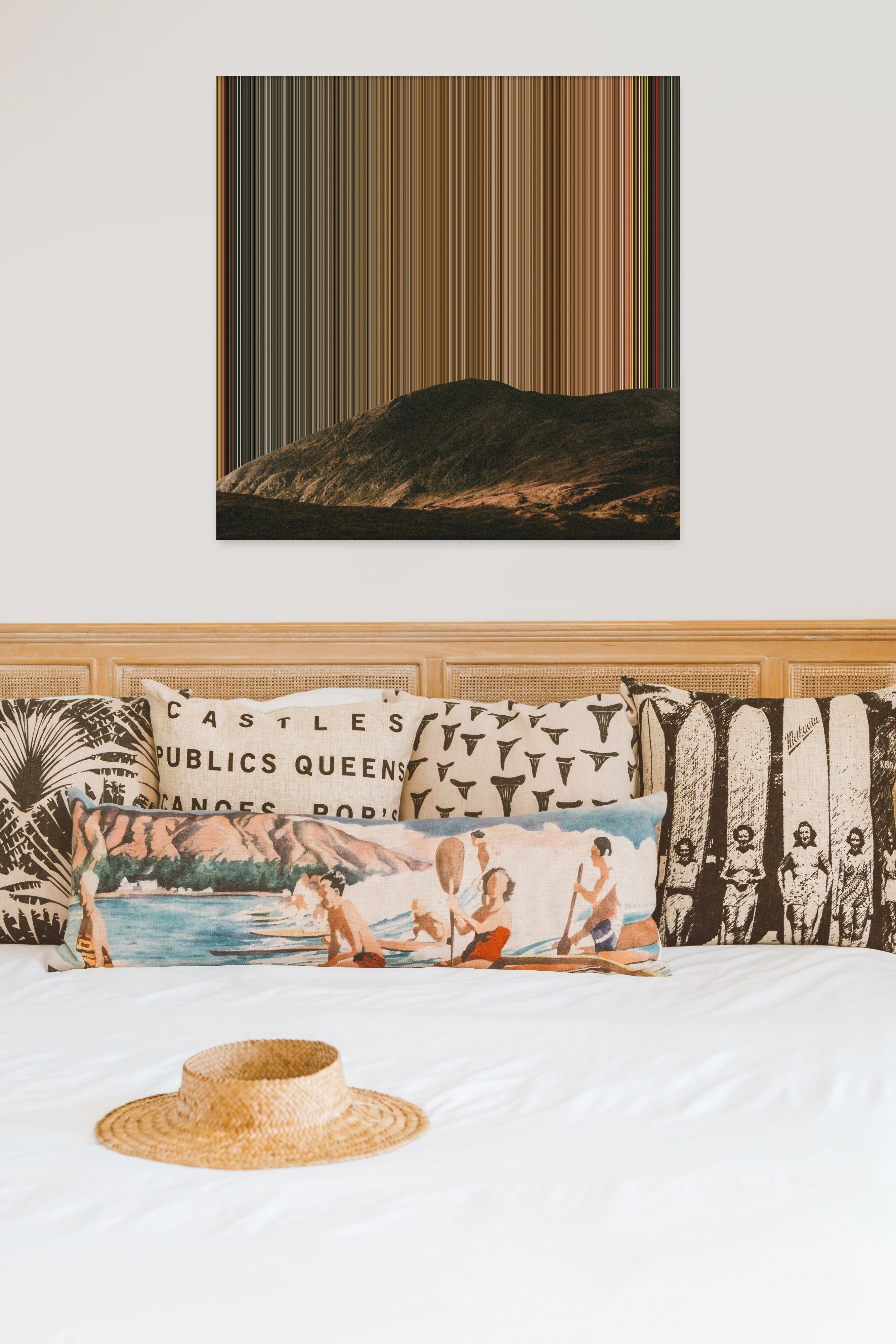 Ocean between ridges under white sky in fall - Lifestyle staging in modern interior - Gradienta