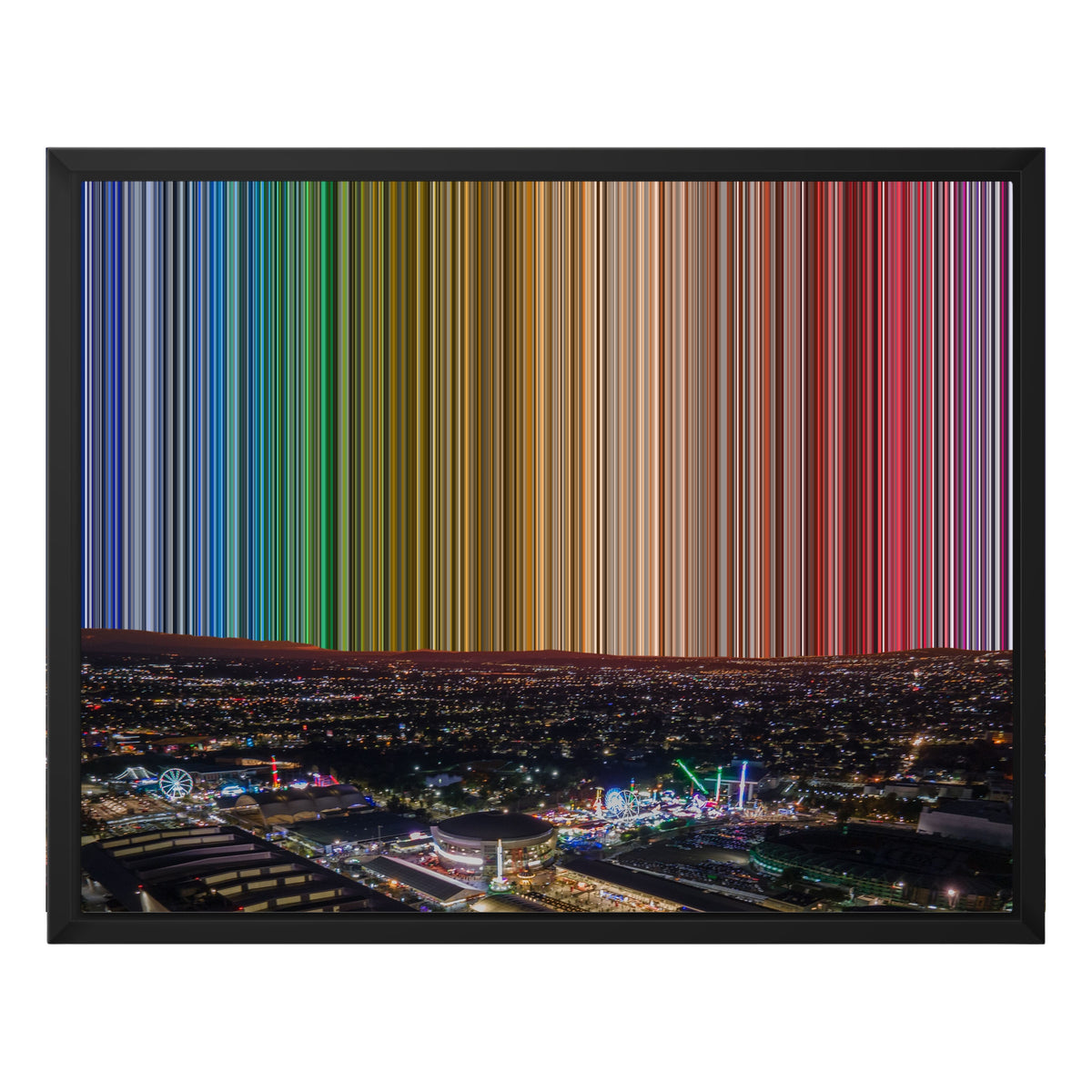 Vue aérienne des lumières d'une ville et d'une fête foraine au crépuscule – Aperçu en toile encadrée, cadre noir – Gradienta