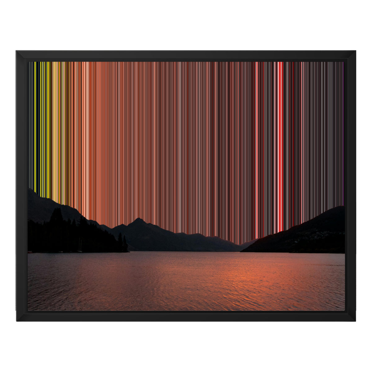 Silueta de una montaña sobre el agua al atardecer: simulación del lienzo de Gradienta con marco negro