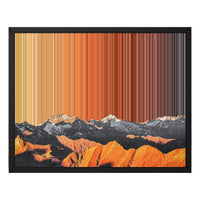 Montagnes enneigées dans la lumière dorée du couchant – Aperçu en toile encadrée, cadre noir – Gradienta