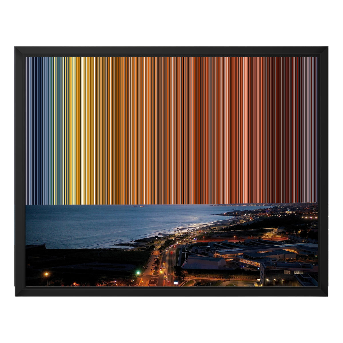 Luces de una ciudad costera en el crepúsculo: simulación del lienzo de Gradienta con marco negro