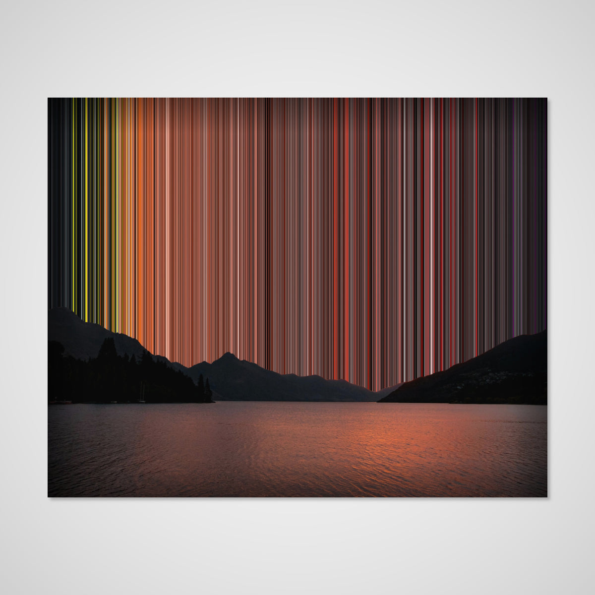 Silueta de una montaña sobre el agua al atardecer: vista frontal del lienzo que muestra la obra en detalle