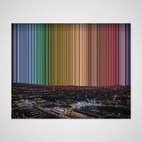 Vue aérienne des lumières d'une ville et d'une fête foraine au crépuscule – Vue à plat de la toile montrant les détails de l'œuvre