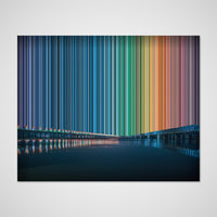 Vista nocturna de un largo puente iluminado: vista frontal del lienzo que muestra la obra en detalle