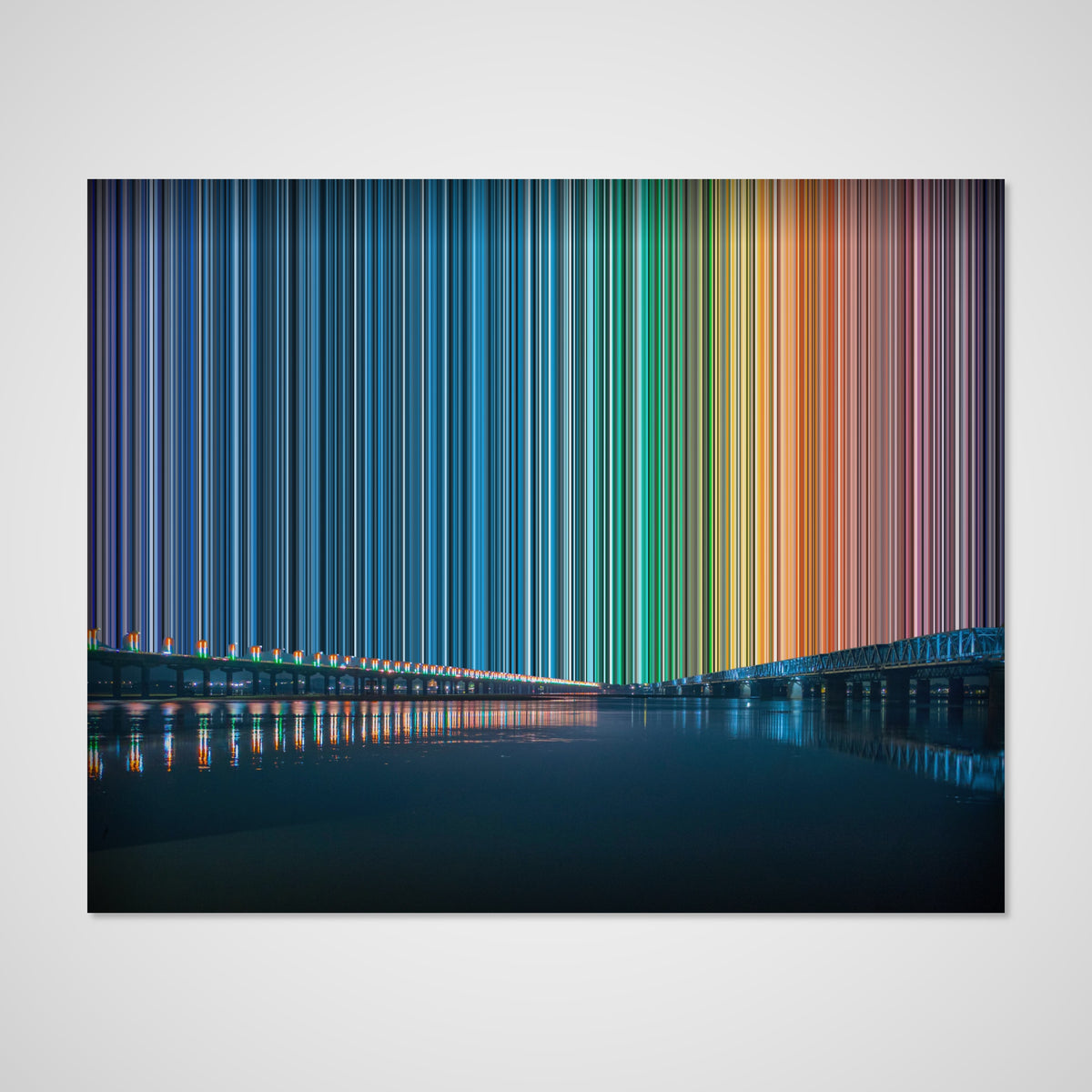 Vista nocturna de un largo puente iluminado: vista frontal del lienzo que muestra la obra en detalle