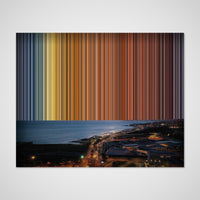 Luces de una ciudad costera en el crepúsculo: vista frontal del lienzo que muestra la obra en detalle