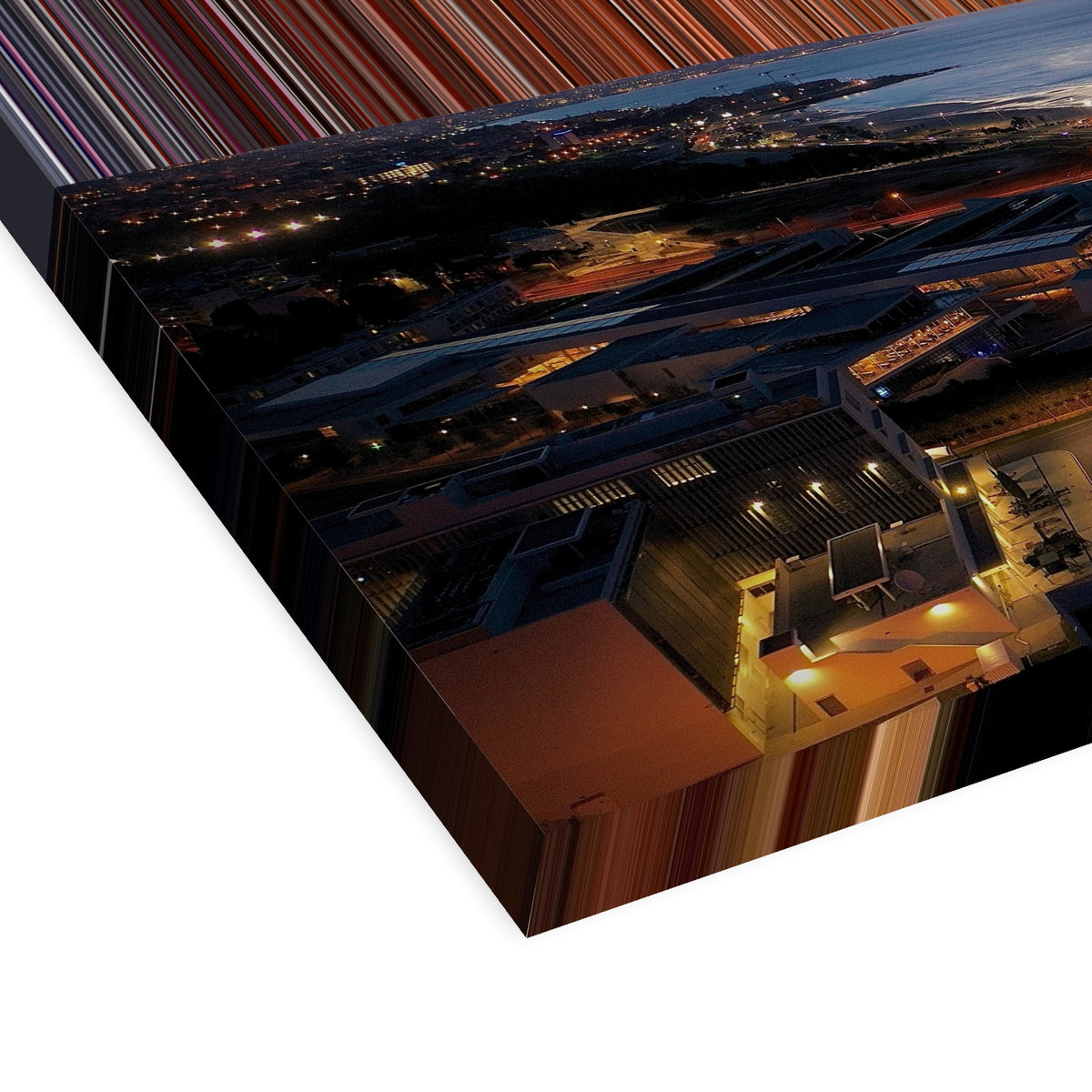 Luces de una ciudad costera en el crepúsculo: vista en perspectiva 3D que muestra el grosor y la textura del lienzo