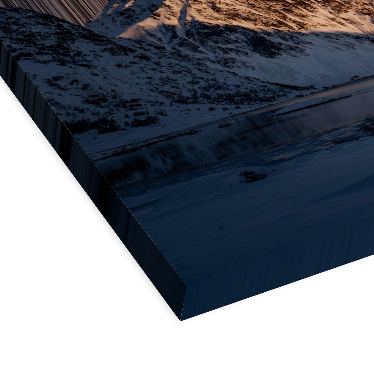 Besneeuwde bergen en een meer bij zonsondergang – schuin aanzicht met de diepte en textuur van het canvas