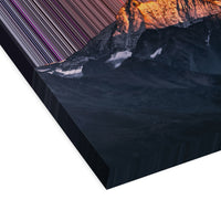 Montañas nevadas en un atardecer de invierno: vista en perspectiva 3D que muestra el grosor y la textura del lienzo
