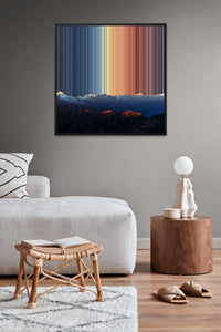 Catena di monti innevati all'alba – il quadro in un interno moderno